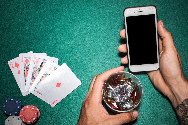 Tangan menunjuk ke layar laptop dengan tampilan syarat dan ketentuan penggunaan