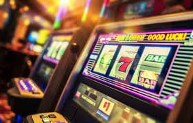 Pengguna mengatur fitur responsible gaming via ponsel dengan tampilan antarmuka yang responsif